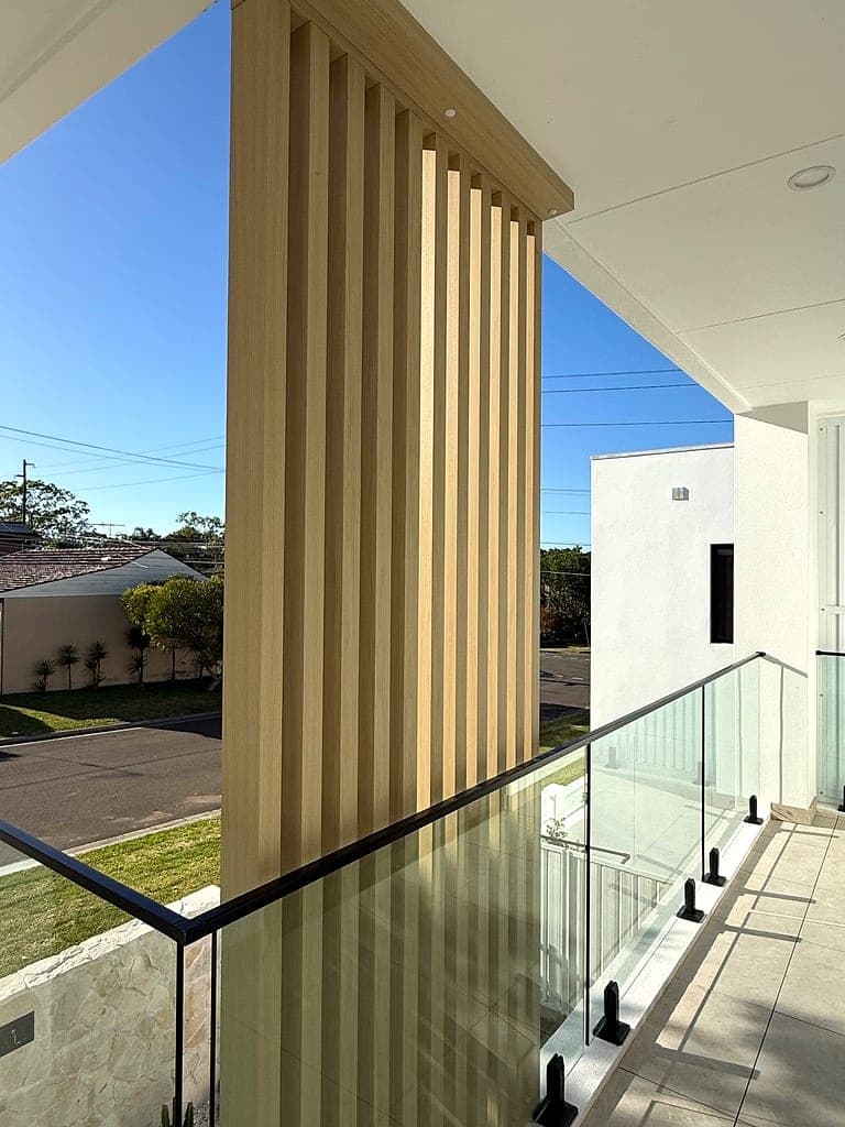 Timber-look battens and aluminium fencing detail