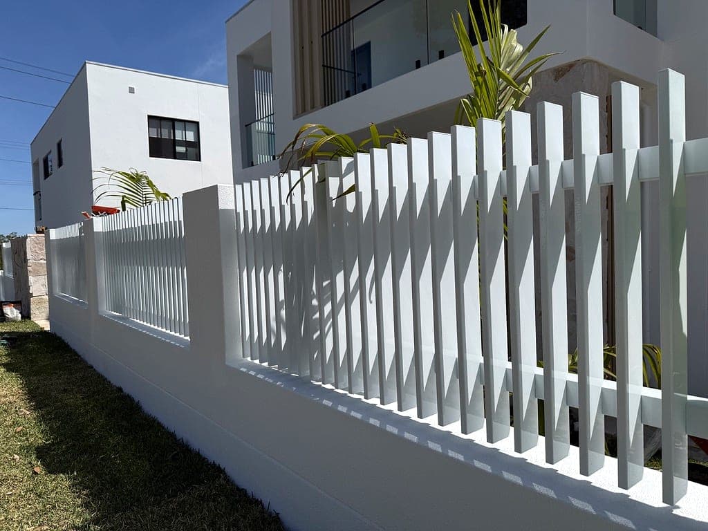 Modern Aluminium Fencing & Timber-Look Battens feature image